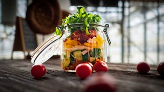 Schüttelsalat im Glas