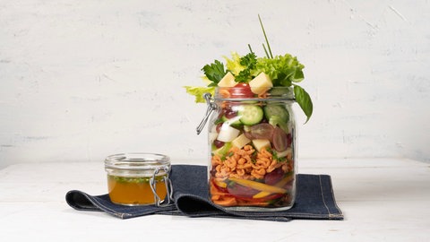Salat mit Spätzle und klassischer Vinaigrette