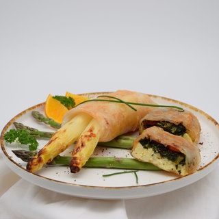 Spargel in Reispapier eingwickelt und gebacken. Rezept für knuspriges Reispapier mit Spargel – glutenfrei.