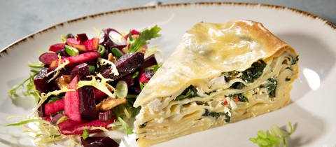 Su Börek, ein türkischer Auflauf aus Nudelteig. Ein SWR1 Pfännle-Pasta-Rezept mit Spinat, Hirtenkäse und Peperoni.
