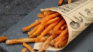SWR1 Pfännle Streetfood Rezept für Süßkartoffel-Pommes. Sie sind außen kross, innen zart und bleiben mit unserem SWR1 Küchenkäpsele-Tipp extra lange knackig!