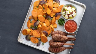 Marinierte Süßkartoffeln mit Zwiebeln Blech