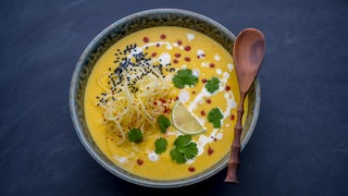 Steckrüben-Cremesuppe mit Rettich-Topping Asian Style