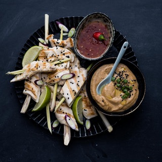 Hühnchen-Zitronengrasspieße mit würzigen Dips