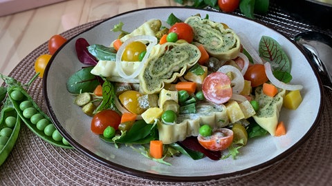 Maultaschen in buntem Salat