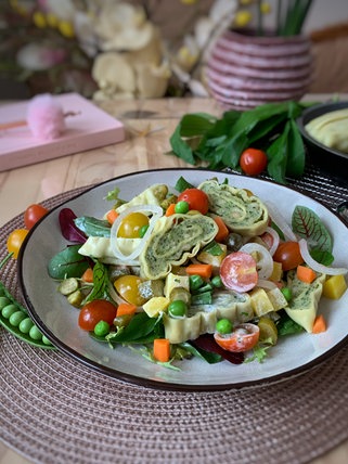Maultaschen in buntem Salat