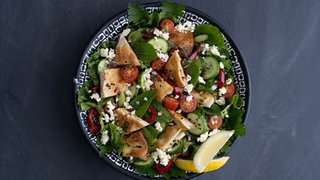 Salat mit geröstetem Brot und Hirtenkäse