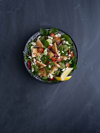 Salat mit geröstetem Brot und Hirtenkäse