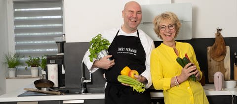 SWR1 Pfännle-Koch Eberhard Braun und Moderatorin Petra Klein. Pfännle Motto 2023: Klassiker neu geschmeckt