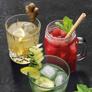 Erfrischende Durstlöscher: Himbeer-Holunderblüten-Eistee, Gurken-Basilikum-Limonade und Ingwer Switchel. SWR1 Pfännle zeigt euch die Tricks, wie ihr diese tollen Alternativen zur Limonade selbst machen könnt - und ihr bestimmt auch, wie viel Zucker 'rein kommt!