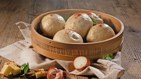 SWR1 Pfännle: Streetsfood Rezept Deftige Dampfnudeln mit würziger Käse-Schinken-Füllung, perfekt gedämpft. Herzhaftes, regionales Streetfood!
