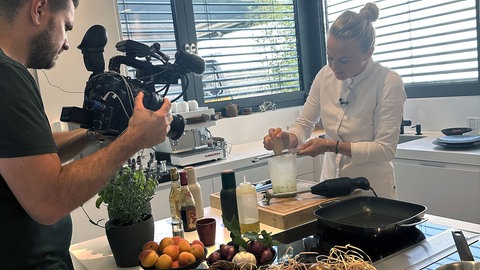 Köchin Mira Maurer aus Freiburg bereitet außergewöhnliche, sommerliche Rezepte mit Tomaten zu.
