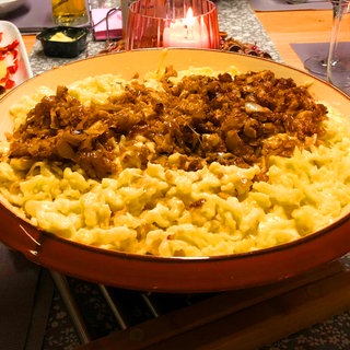 Käsespätzle, Kässpätzle, Käsespatzen? Echte Allgäuer Kässpatz'n sind "Knöpfle" - deshalb heißen sie auch nicht Käsespätzle. Die richtige Käse Kombination und ein kleiner "Geheimtipp" machen sie besonders lecker. SWR1 Moderator Jörg Witzsch, ein waschechter Allgäuer aus Kempten, verrät sein Spezialrezept.