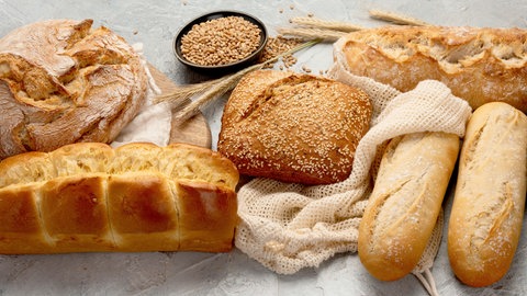 verschiedene Brote und Brötchen