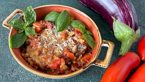 Überbackene Auberginen mit Tomaten-Ragout und Mozzarella