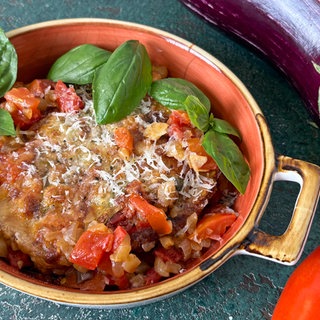 Überbackene Auberginen mit Tomaten-Ragout und Mozzarella