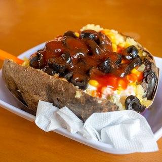 Kumpir ist die türkische Variante der Ofenkartoffel und kann je nach Geschmack ganz unterschiedlich gefüllt werden