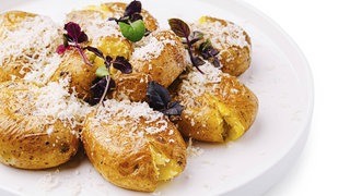 Pellkartoffeln anquetschen und grillen, macht den Klassiker zur modernen Variante der Quetschkartoffeln. Kartoffeln feiern ihr Comeback. Denn sie sind was für Kalorienbewusste, preiswert, regional, glutenfrei und vielfältig zuzubereiten - ob vegetarisch oder mit Fleisch und Fisch.