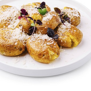 Pellkartoffeln anquetschen und grillen, macht den Klassiker zur modernen Variante der Quetschkartoffeln. Kartoffeln feiern ihr Comeback. Denn sie sind was für Kalorienbewusste, preiswert, regional, glutenfrei und vielfältig zuzubereiten - ob vegetarisch oder mit Fleisch und Fisch.