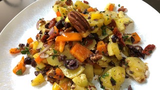 Diese Kartoffelsalat schmeckt nach Sonne und Urlaub. Er sättigt, ohne schwere Mayo.