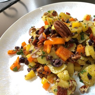 Diese Kartoffelsalat schmeckt nach Sonne und Urlaub. Er sättigt, ohne schwere Mayo.