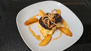 Gebratene Blutwurst mit karamellisiertem Apfel, Kartoffelpüree und knusprigen Zwiebeln