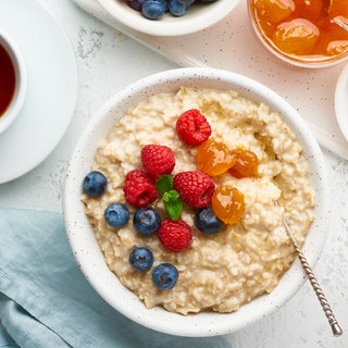 Haferbrei mit Blaubeeren, Himbeeren und Aprikosenkompott.