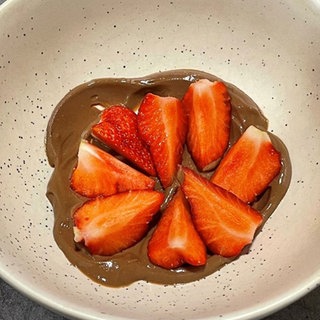 Schoko-Steinpilzcreme mit Erdbeeren