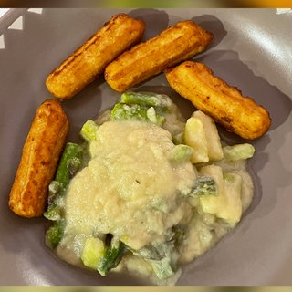 Spritzfrittiertes: Käsepommes mit Knoblauchsoße