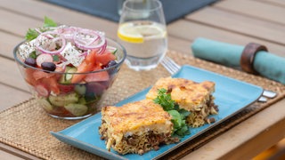 Griechisches „Pastitsio“ mit Bauernsalat à la Marianna Masadi