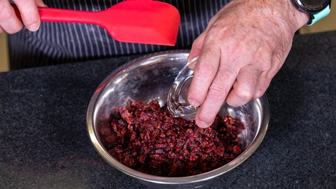 Cranberrys für den Stollen werden in Kirschwasser eingelegt.
