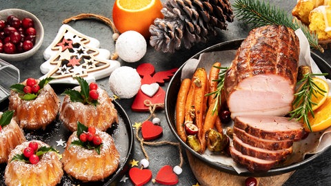 Weihnachtliches Essen auf dem Tisch