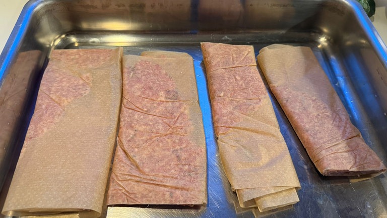 Ausgerolltes Hackfleisch in Backpapier