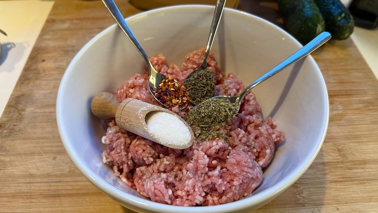 Das Hackfleisch würzen.