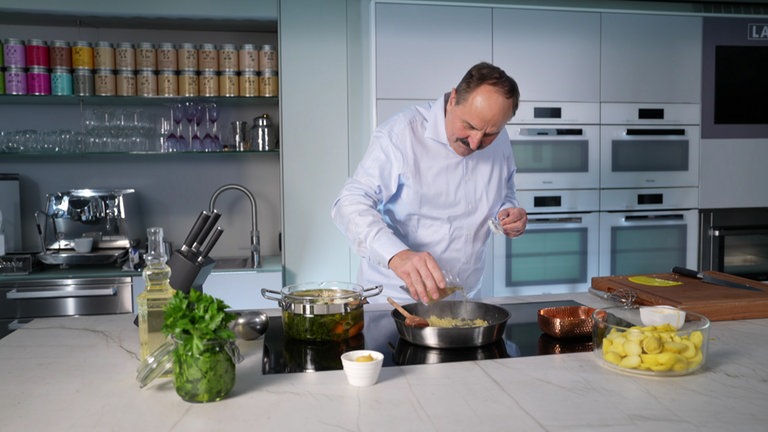 Das größte Geheimnis von Johanns Kartoffelsalats besteht im Weglassen – durch möglichst wenige Zutaten kommt der Geschmack der Kartoffel später gut zur Geltung.