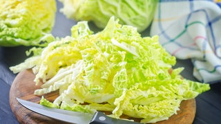 Wirsing in Streifen geschnitten