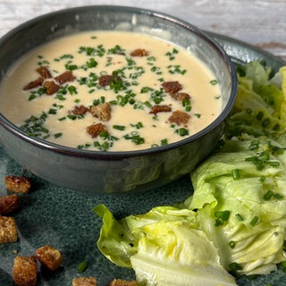 Käsesuppe mit Croûtons und Kopfsalat 