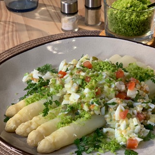 Spargel mit Kräuter-Ei-Bröseln als Topping