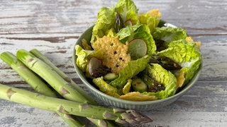 Spargelsalat mit Zitronendressing und Parmesan-Chips