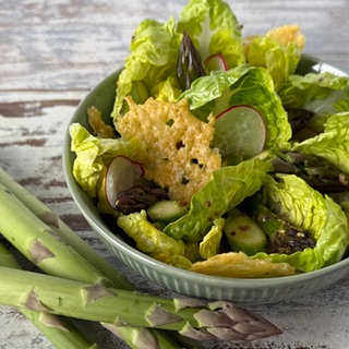 Spargelsalat mit Zitronendressing und Parmesan-Chips