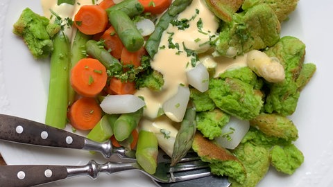 Spargel-Pfännle mit Karotten und badischen Kräuter-Kratzete. Ein Rezept von SWR1 Pfännle-Koch Eberhard Braun.