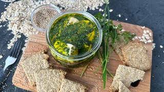 Eingelegter Münsterkäse mit Sesamcrackern