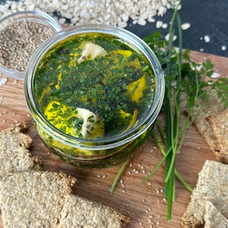 Eingelegter Münsterkäse mit Sesamcrackern