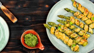 Grüner Spargel-Blätterteig-Stangen mit Dip
