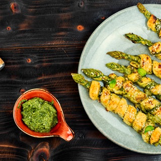 Grüner Spargel-Blätterteig-Stangen mit Dip