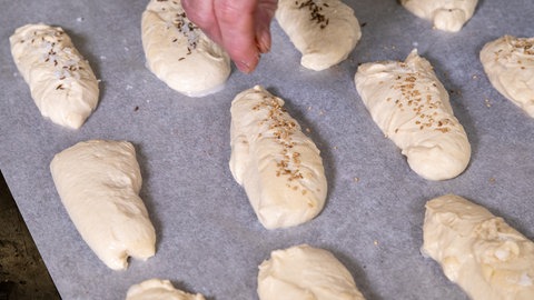 Die traditionellen Briegel werden mit Toppings nach Wahl bestreut
