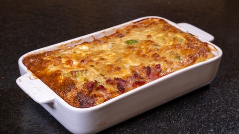 Rosenkohl-Gratin in einer Auflaufform frisch aus dem Ofen.