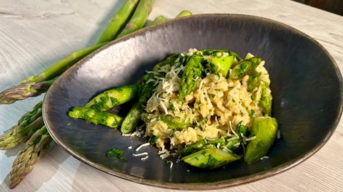 Sie Säure vom Zitronen-Risotto ergänzt sich mit dem Geschmack des grünen Spargels 