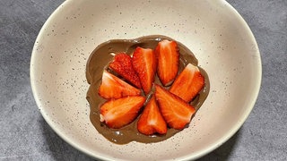 Schoko-Steinpilzcreme mit Erdbeeren