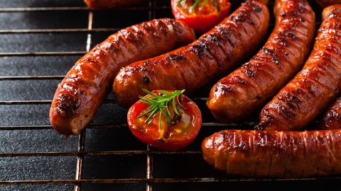 Würstchen auf dem Grill